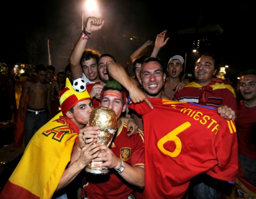 Des supporters espagnols fêtent la Coupe du monde remportée par leur sélection face aux Pays-Bas, le 11 juillet 2010 à Madrid