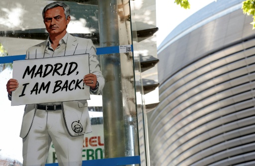 Un mural del artista italiano Salvatore Benintende muestra a José Mourinho en los aledaños del Santiago Bernabéu, el 21 de mayo de 2026 — OSCAR DEL POZO / AFP