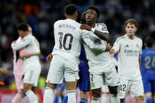 El delantero del Real Madrid Vinicius se abraza con su compañero Mbappé al término del partido contra el Oviedo el 14 de mayo de 2026 — Oscar Del Pozo / AFP