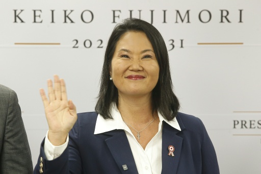 A presidente eleita do Peru pelo partido Força Popular, Keiko Fujimori, cumprimenta enquanto faz uma declaração na sede de sua campanha no distrito de San Borja, em Lima, em 3 de julho de 2026.