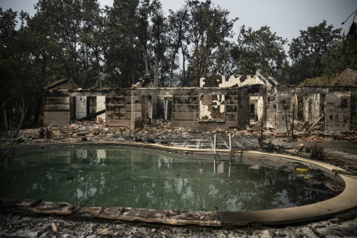 Destrozos causados por un incendio forestal en una piscina en una zona residencial en Le Porge, en Gironda, en el suroeste de Francia, el 25 de julio de 2026 — JULIEN DE ROSA / AFP