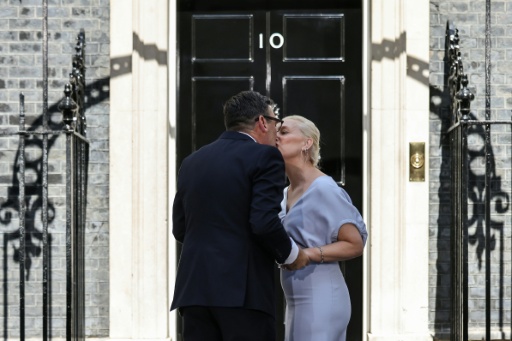 Burnham kisses his wife Marie-France van Heel on the steps of 10 Downing Street before they entered the building together — Henry NICHOLLS / AFP