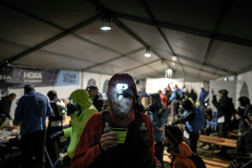 Des concurrents dans une cantine lors de l'ultra-trail de Chamonix en Haute-Savoie le 30 août 2025 — JEFF PACHOUD / AFP