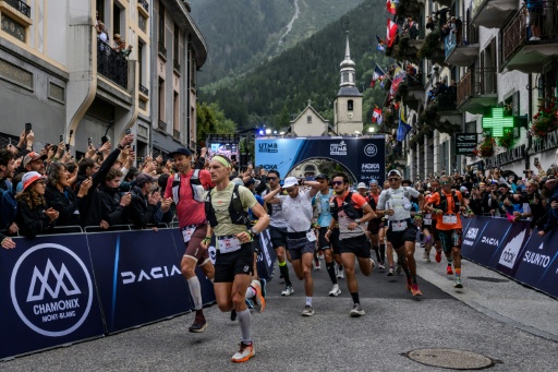 Des concurrents lors de l'ultra-trail de Chamonix en Haute-Savoie le 29 août 2025 — JEFF PACHOUD / AFP