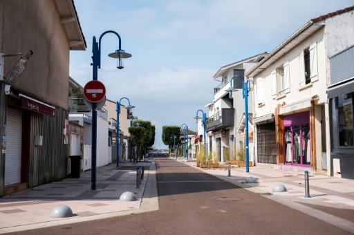 La rue principale d'Andernos-les-Bains, en Gironde, déserte le 30 juillet 2026 — Olivier MORIN / AFP