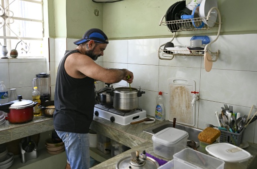Roberto Ronda prepara comida en su casa para su negocio privado de venta de almuerzos en La Habana, el 31 de julio de 2026. — YAMIL LAGE / AFP