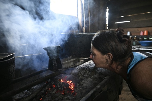 Una mujer aviva el fuego para preparar café dentro de su vivienda en Consolación del Sur, provincia de Pinar del Río, Cuba, el 26 de julio de 2026. — YAMIL LAGE / AFP