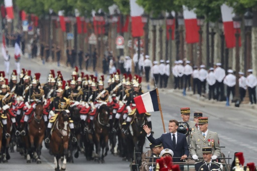 Merz und weitere Staats- und Regierungschefs bei Militärparade in Paris
