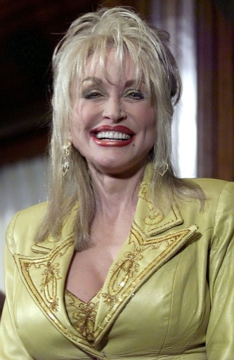 La cantante de country Dolly Parton también fue filántropa, usando su riqueza para promover la alfabetización e incluso financiar el desarrollo de la vacuna contra el Covid-19 de Moderna. — Tim SLOAN / AFP