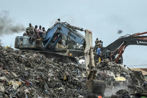 Des pelleteuses sont utilisées pour rechercher des corps, après l'effondrement d'une décharge sur des habitations à Dar es salam dans la banlieue de Conakry, le 23 août 2026 — - / AFP
