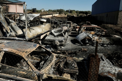Cars were burned out by the flames in Chapineria, Spain — Oscar DEL POZO / AFP