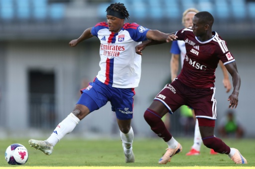 L'ailier belge de l'Olympique Lyonnais, Julien Duranville (g.), face au défenseur latéral bissaoguinéen du Servette FC, Houboulang Mendes (d.), lors d'un match amical de pré-saison, à Bourgoin-Jallieu, le 15 juillet 2026 — Alex MARTIN / AFP