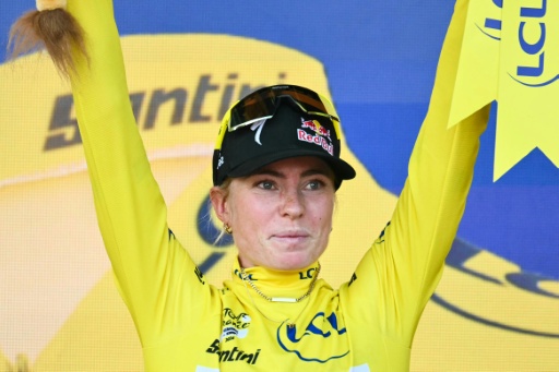 Demi Vollering sur le podium du Tour de France à Nice dimanche, après sa deuxième victoire dans la Grande Boucle, sa première avec l'équipe française FDJ-SUEZ — NICOLAS TUCAT / AFP