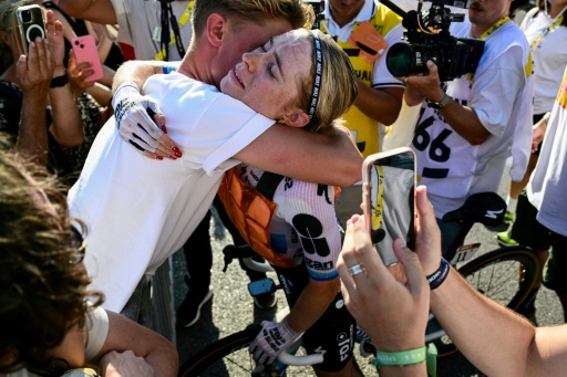 Demi Vollering félicitée par son compagnon après sa victoire dimanche au Tour de France à Nice. — NICOLAS TUCAT / AFP