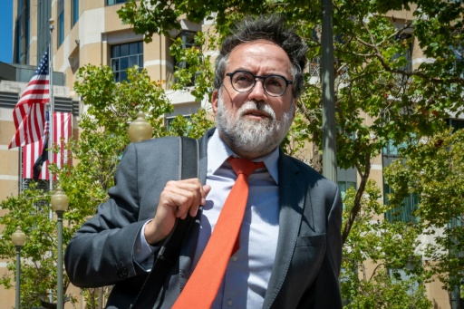 Arturo Bejar, ancien ingénieur de Meta, quitte le tribunal fédéral d'Oakland en Californie après son témoignage dans le procès de Meta, le 19 août 2026 — Karl Mondon / AFP