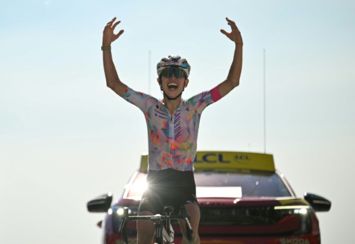 La ciclista polaca Kasia Niewiadoma celebra su triunfo en la séptima etapa del Tour de Francia, en la cima del Mont Ventoux, el 7 de agosto de 2026 — NICOLAS TUCAT / AFP