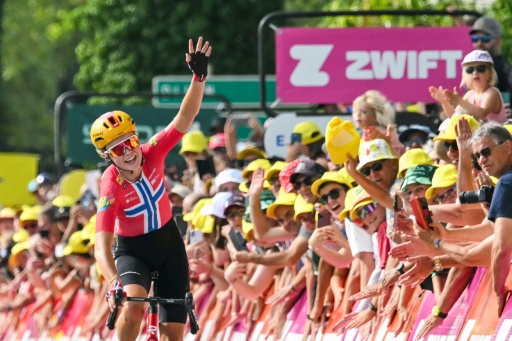 La corredora noruega del equipo Uno-X Mobility, Sigrid Haugset, celebra en línea de meta su victoria en la 3ª etapa del Tour de Francia femenino, en Poligny, centro-este de Francia, el 3 de agosto de 2026 — NICOLAS TUCAT / AFP