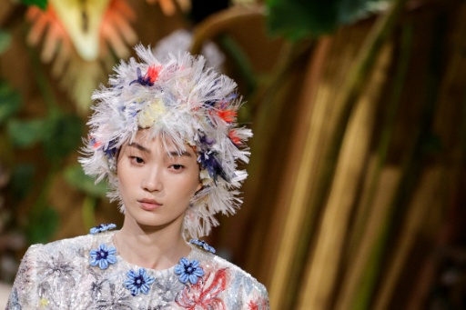 Une mannequin présente une création Chanel pour la collection Haute Couture Femme Automne-Hiver 2026-2027 lors de la Fashion Week de Paris, le 7 juillet 2026