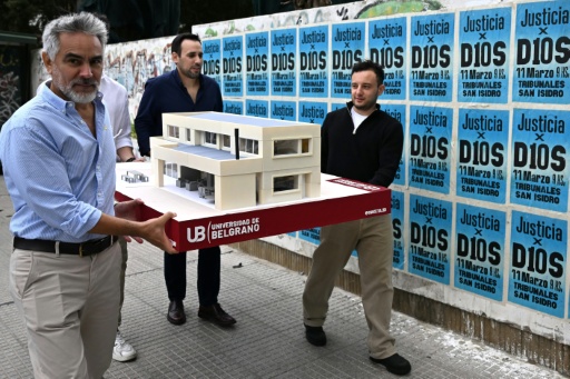 Una maqueta de la casa donde estuvo internado Diego Maradona antes de morir es llevada al juzgado de San Isidro, a las afueras de Buenos Aires, el 11 de marzo de 2025 — Luis Robayo / AFP