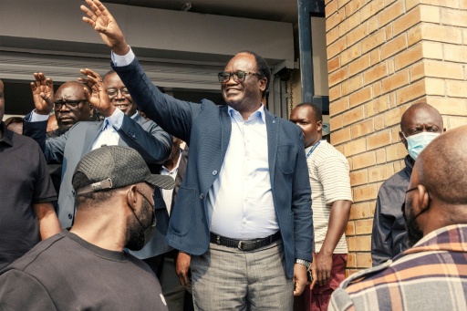 Brian Mundubile, principal candidat d'opposition à la présidentielle, salue ses partisans, le 12 août 2026 à Lusaka, en Zambie — GIANLUIGI GUERCIA / AFP