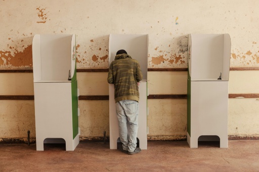 Un électeur dépose son bulletin dans un bureau de vote à Lusaka lors de l'élection présidentielle zambienne, le 13 août 2026 — GIANLUIGI GUERCIA / AFP