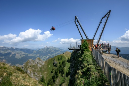 Au sommet des Alpes suisses, une balançoire géante pour attirer les estivants