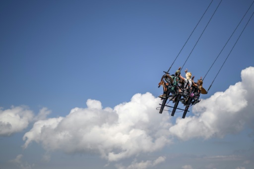 Des touristes sur la balançoire du Grand Chamossaire, au-dessus de Villars-sur-Ollon, en Suisse, le 20 juillet 2026 — Fabrice COFFRINI / AFP