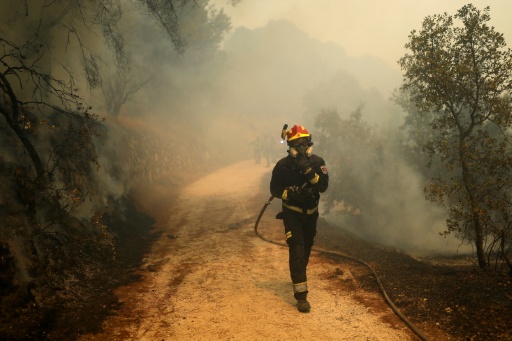 Des pompiers combattent un incendie de forêt près de San Martín de Valdeiglesias, à environ 70 km à l’ouest de Madrid, le 26 juillet 2026 — Oscar DEL POZO / AFP