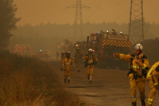 Des pompiers s’efforcent d’éteindre un incendie à Marcheprime, à l’ouest de Bordeaux, le 26 juillet 2026, alors qu’un feu de forêt ravage le massif situé au nord du bassin d’Arcachon (Gironde) depuis le 22 juillet — Alain JOCARD / AFP