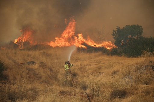 Grèce: les pompiers toujours à la lutte contre les flammes au nord-ouest d'Athènes