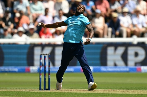 England's Jofra Archer bowls  against India in Cardiff — Oli SCARFF / AFP