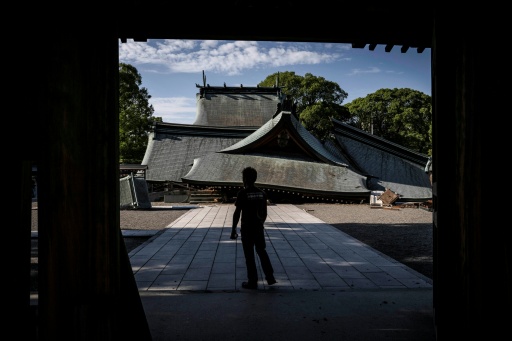 Un hombre visita el santuario de Yatsushiro, que se derrumbó, en Yatsushiro, prefectura de Kumamoto — Yuichi YAMAZAKI / AFP