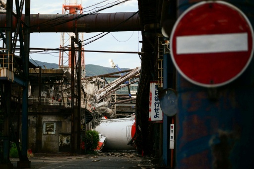 Se observa una chimenea derrumbada en la planta de Yatsushiro de Nippon Paper Industries en la prefectura de Kumamoto — Yuichi YAMAZAKI / AFP