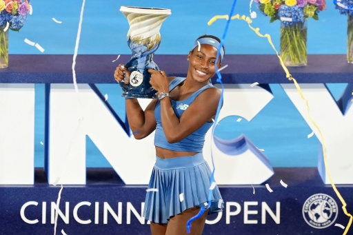 Coco Gauff posa con el título de campeona del WTA 1000 de Cincinnati el 23 de agosto de 2026 — Dylan Buell