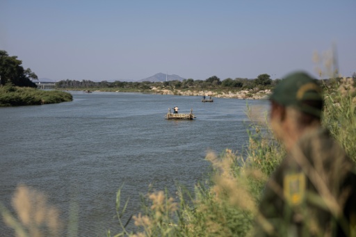 Hundreds of people cross into South Africa through the Limpopo River