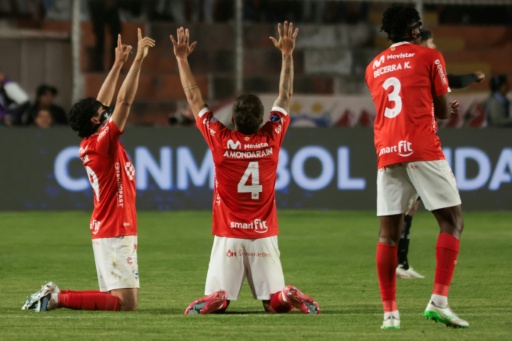 El delantero Matías Succar (I) celebra uno de sus goles para el Cienciano en la victoria contra el Botafogo junto al defensa uruguayo Maximiliano Amondarain (C) en partido de ida de octavos de final de la Copa Sudamericana jugado en Cusco el 13 de agosto de 2026 — Jose Angulo / AFP