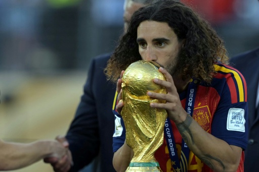 Cucurella cumple su promesa y se tatúa la cara del seleccionador español