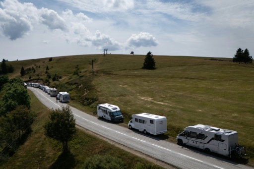 Vue aérienne de camping-cars stationnés le long de la "Route des crêtes" dans les Vosges, le 16 juillet 2026 à Oderen — SEBASTIEN BOZON / AFP