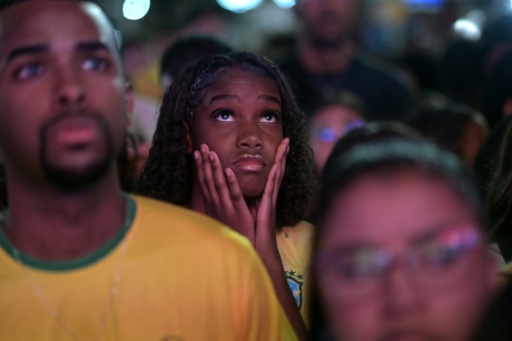 Torcedores brasileiros assistem à derrota do Brasil para a Noruega nas oitavas de final da Copa do Mundo da de 2026