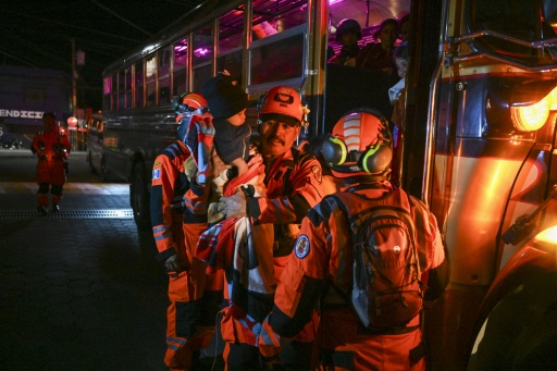 Pessoas evacuadas pela erupção do Vulcão de Fogo chegam a abrigo em Alotenango, na Guatemala, em 3 de agosto de 2026 — Johan Ordóñez / AFP