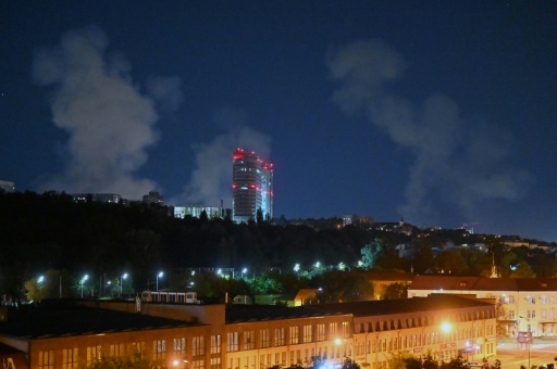 De la fumée s'élève après des frappes de missiles lancés par la Russie, à Kiev, en Ukraine, le 19 août 2026 — Sergei SUPINSKY / AFP
