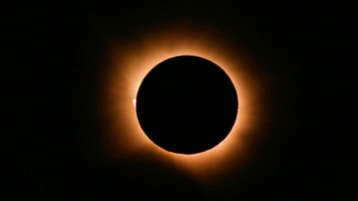 Europeos maravillados por el eclipse solar