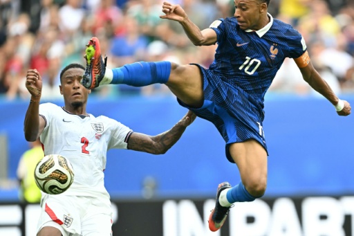 O atacante francês Kylian Mbappé e o defensor inglês Ezri Konsa disputam a bola durante a partida de disputa do terceiro lugar da Copa do Mundo, realizada em Miami, nos Estados Unidos, em 18 de julho de 2026. — CHANDAN KHANNA / AFP