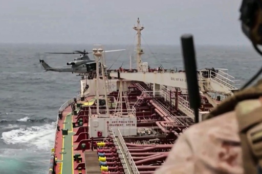 Des soldats américains travaillent au blocus des ports iraniens, selon une capture réalisée le 26 juillet d'une vidéo diffusée le 25 juillet par l'armée américaine (Centcom) — - / AFP