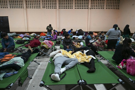 Des habitants évacués se reposent dans un refuge après avoir fui leur village à la suite de l'éruption du volcan de Fuego à Alotenango, au Guatemala, à l'aube du 4 août 2026 — Johan ORDONEZ / AFP