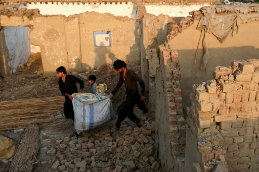 مهاجرون أفغان يجمعون مواد بناء قبل عودتهم إلى أفغانستان، في بيشاور بتاريخ 14 تموز/يوليو 2026 — عبد المجيد