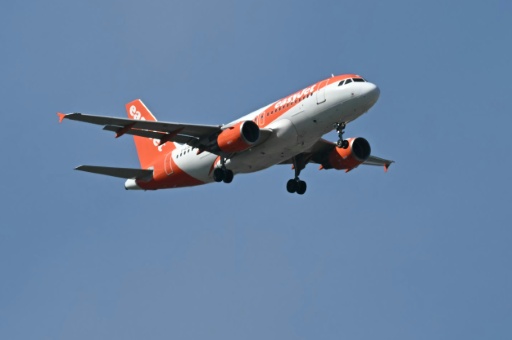 EasyJet accepts rival takeover bid from US investor Apollo