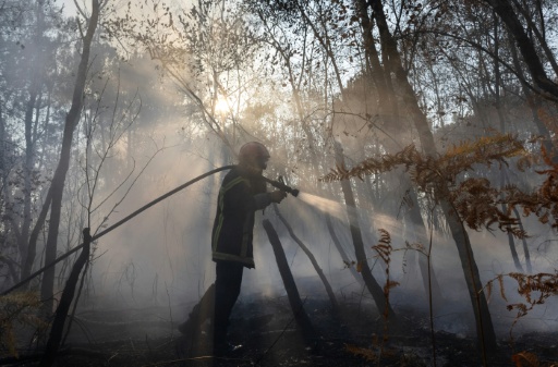 Un pompier lutte contre un incendie à Saint-Just, au sud de Rennes, le 13 août 2026 — Fred TANNEAU / AFP