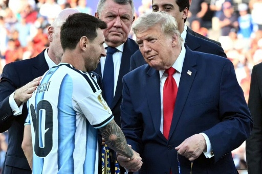 ترامب يصافح ميسي الذي نال الميدالية الفضية مع الأرجنتين والكرة الفضية كثاني أفضل لاعب في مونديال 2026 — ماندل نغان