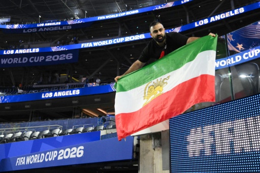 مشجع يحمل العلم الإيراني القديم في لوس أنجليس — Patrick T. Fallon / AFP